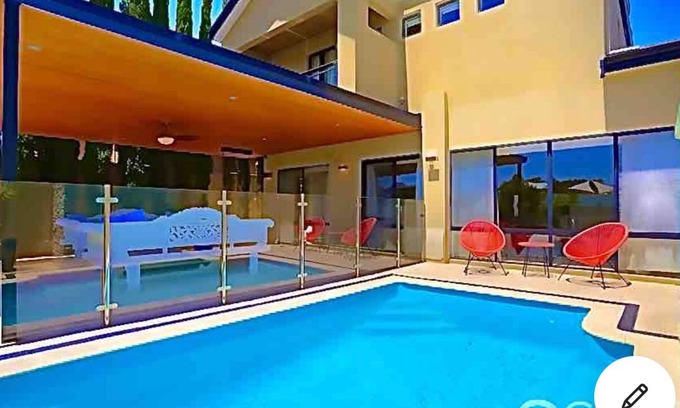 Munster House | LUXURY VILLA W POOL & SPAS