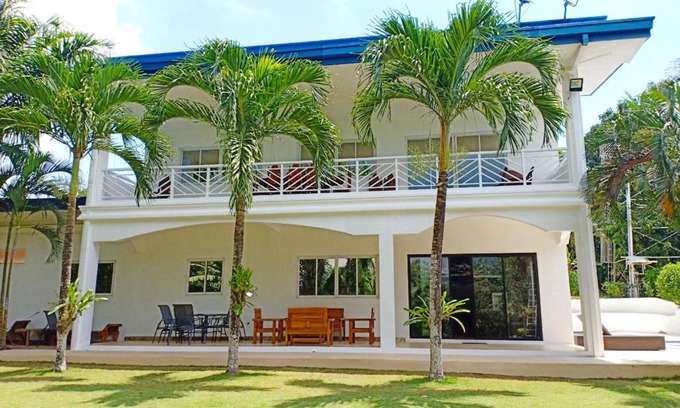 San Pedro Villa | Luxury Villa with Pool in Tropical Garden