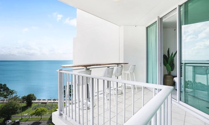 Cairns Central Business District Apartment | Luxury Waterfront Condo with Stunning Ocean Views in the Heart of Cairns
