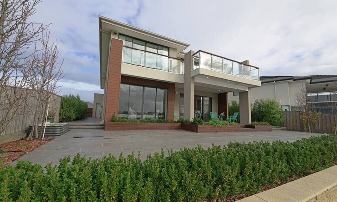 Sanctuary Lakes Villa | Luxury Waterfront Spacious House BBQ Lakes View
