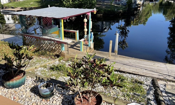 Weeki Wachee Gardens House | LUXURY WATERFRONT, KING SUITE & QUEEN SUITE, 3 full bathrooms, kayaks, modern