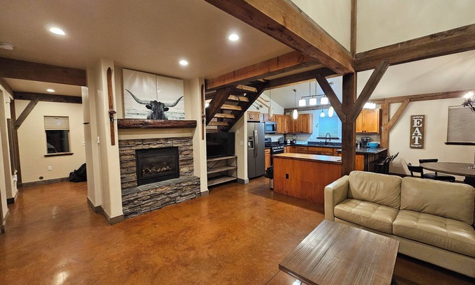 Ramshorn View Estates House | Luxury Winter Ski Vacation Retreat in Big Sky - Hot Tub