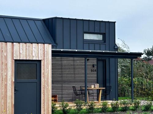 Sehestedt House | Lykke Huus Tinyhaus am Meer mit Fasssauna