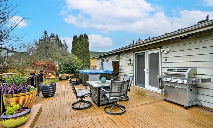Picnic Point-North Lynnwood House | Lynnwood Home: Private Hot Tub, Fire Table & Grill
