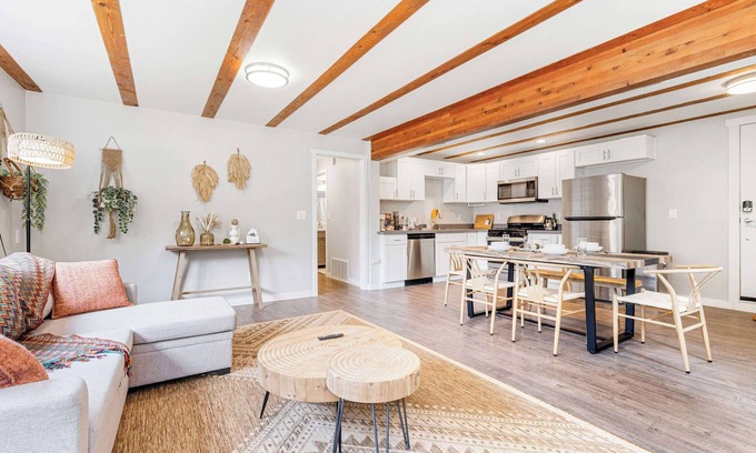 Lynnwood House | Lynnwood Modern Basement |Hot Tub |Private Entry