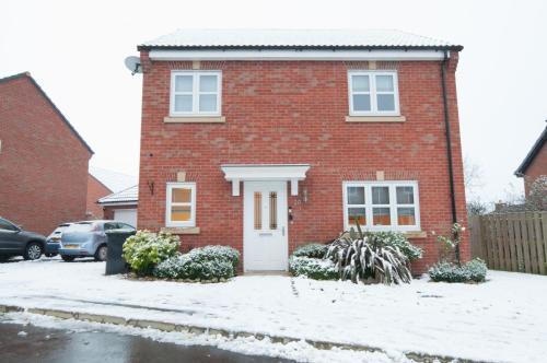 Ashbourne House | Lysander House - Modern, 4-Bed House, near Alton Towers