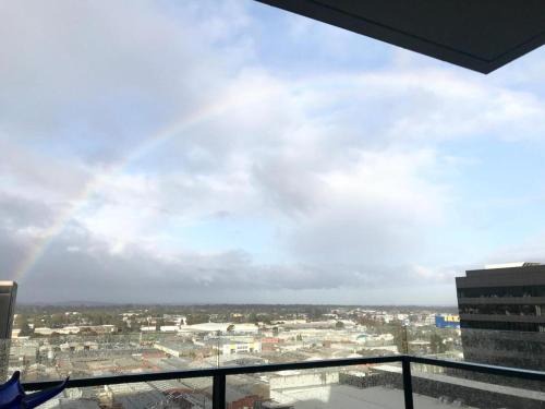 Clayton Apartment | M-city shopping center Apartment - Executive Twin King Ensuites - Ambience Atmosphere - Infinite Airy View - Fully equipped - Free Parking, super fast Wifi, smart TV plus Netflix, complementary drinks & amenities - Clayton 3168