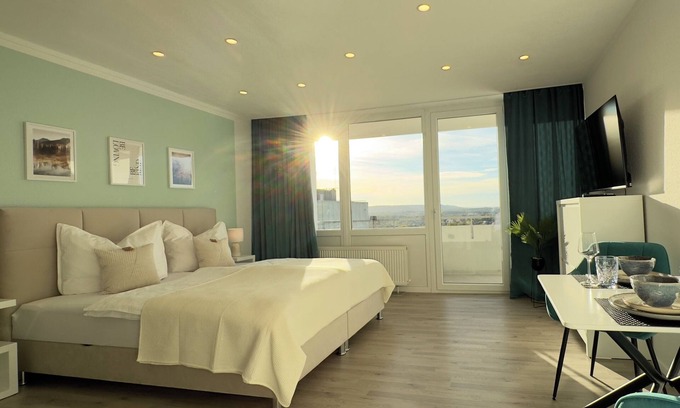 Kaiserslautern Apartment | M&D apartments near the stadium with balcony - Netflix - Kitchen - Sunset View