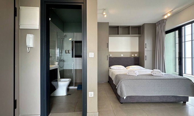Petralona Apartment | M & M 8 IN THE CITY