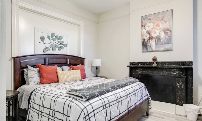 Fan District Apartment | M1 heart of the FAN/VCU/private parking/fenced