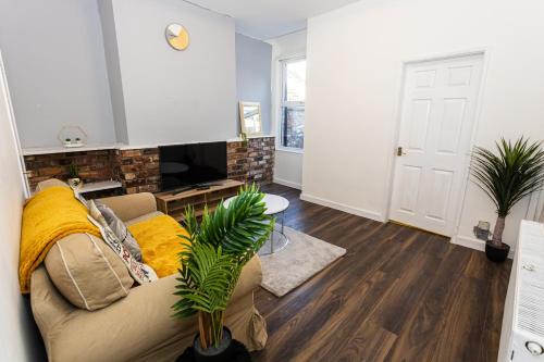 Belle Vue House | M18 Abbey Hey Guesthouse