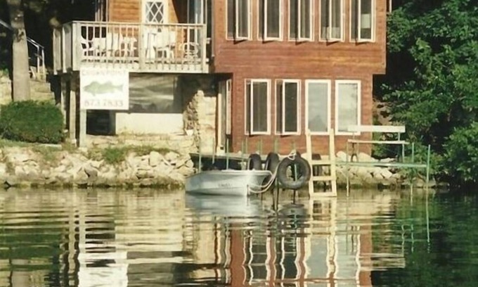 Stoughton Cottage | Madison 3 BR Cottage on 3000 acre Lake Kegonsa. Kayaks & Pontoon