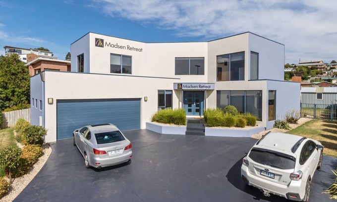 Penguin House | MADSEN RETREAT B&B Penguin - a boutique 4 star experience- Whole First Floor
