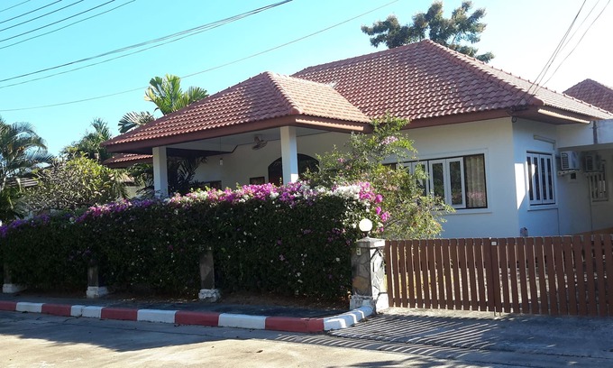 Rayong House | Mae Rampung Beach House VIP (with resort pool)