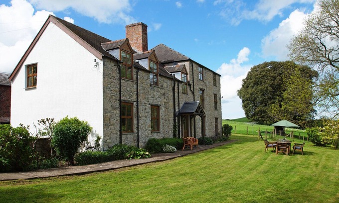 Denbigh House | Maes Mared - Five Bedroom House, Sleeps 10