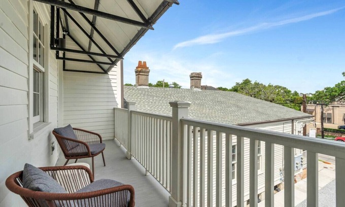 Faubourg Delachaise Apartment | Magazine St. Retreat | Outdoor Balcony + Parking