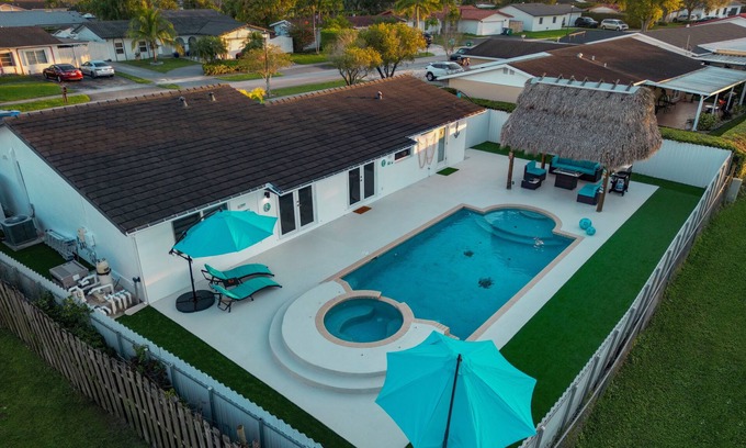 Kendale Lakes House | Maggie Home Pool/Tiki Bar - (Pet Friendly)