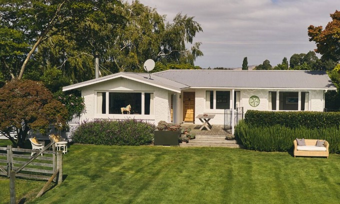 Grovetown House | Magical Vineyard Cottage | Pool | Stunning Views | Sleeps 6 | Near Blenheim