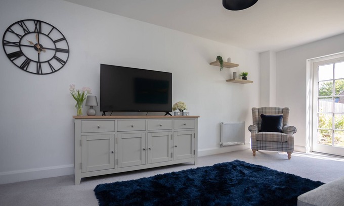 Saunderton House | Magnificent 4-bed home with stunning views weekly/monthly discounts available