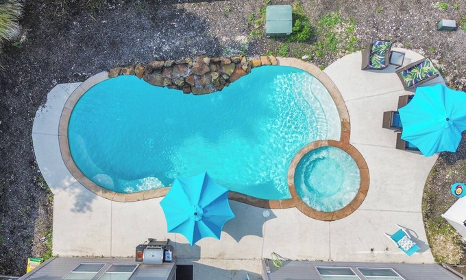 Atascocita House | Magnificent 6-BR w Pool & Spa 25 Mins Downtown LT