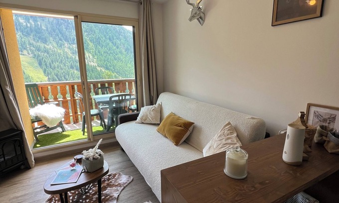 Isola Apartment | Magnificent, centrally-located, south-facing apartment with panoramic view of the slopes.