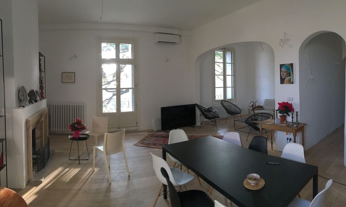 Les Arceaux Apartment | Magnificent living room and terrace overlooking the garden