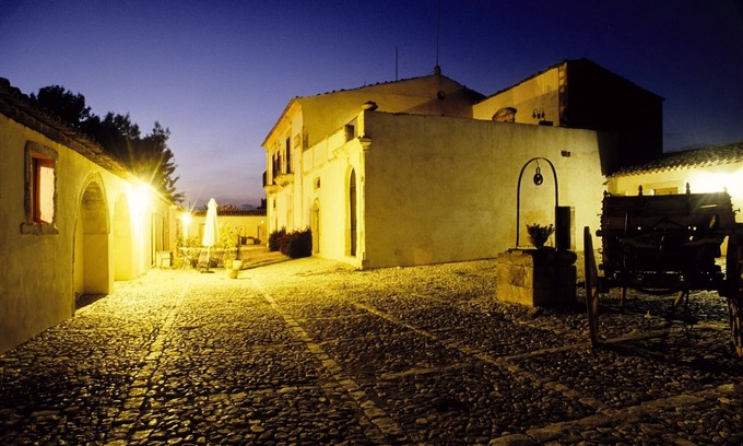 Chiaramonte Gulfi Villa | Magnificent mansion Villa Siciliana