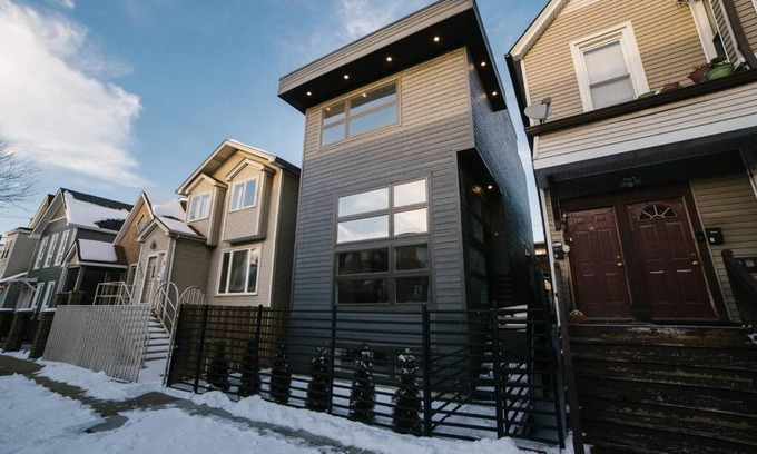 West Bucktown House | MAGNIFICENT NEW Home w/8 Beds & Free Parking