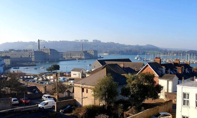 Plymouth Apartment | Magnificent views of Tamar and Rwy. Free Parking