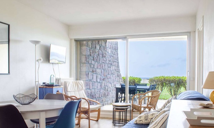 Erquy Apartment | Magnifique T3, entièrement rénové, les pieds dans l'eau