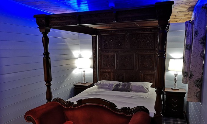 Warminster Ski Chalet | Magpie 5 Hot Tub HuntersMoon-Warminster-Bath-Wiltshire