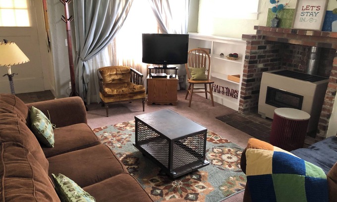 Lebanon House | Main Street Cottage with park across the street. Walk to downtown area.