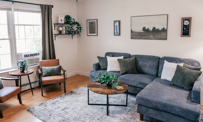 Bangor House | MaineStay Central Bangor Townhouse Near airport & Acadia Park w washer & dryer,