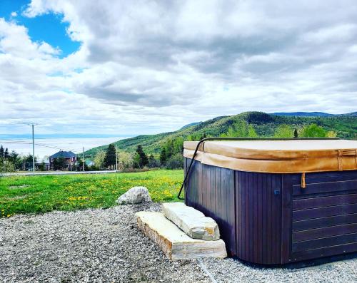Petite-Riviere-Saint-Francois Ski Chalet | Maison Accueillante - Spa, fleuve et montagnes!