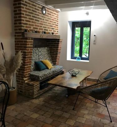 La Chapelle-dʼAngillon House | Maison à la Campagne
