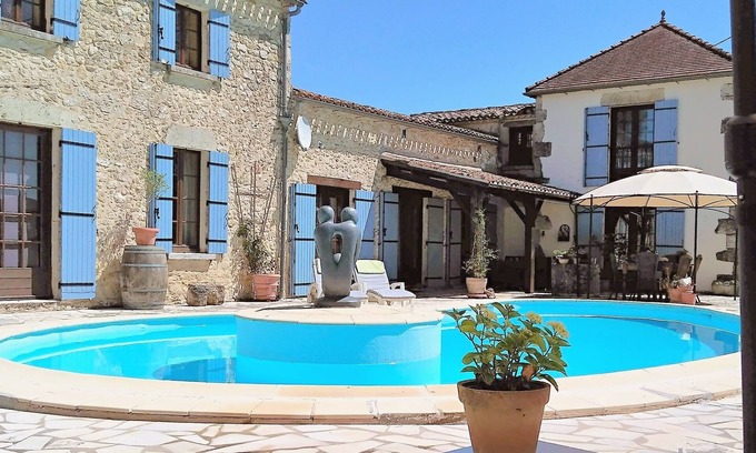 Savignac-de-Duras Bed & Breakfast | Maison à votre santé, room Vue de château, B&B close to Saint-Emilion, Bordeaux
