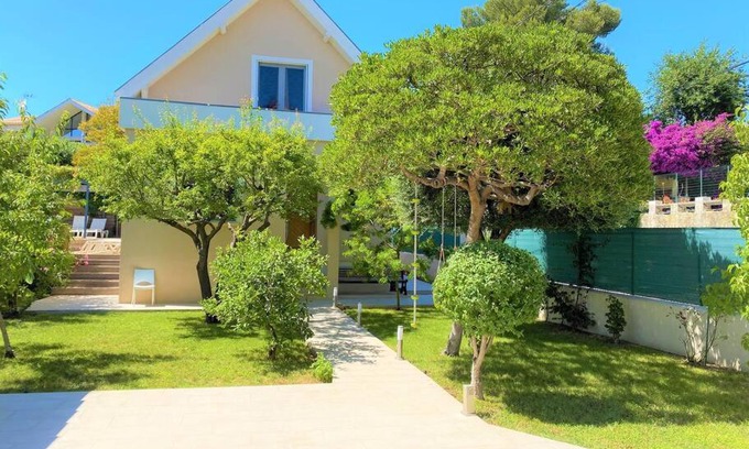 Cros-de-Cagnes Villa | Maison avec piscine et parking à 1,3km des plages