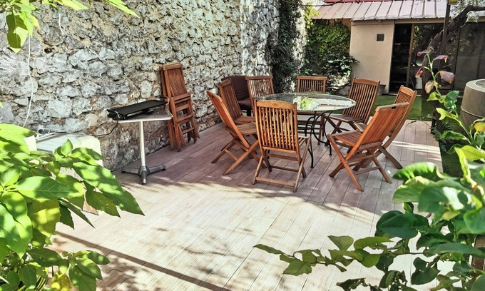 La Capelette House | Maison Charmante et Spacieuse Avec Grand Jardin et Garage
