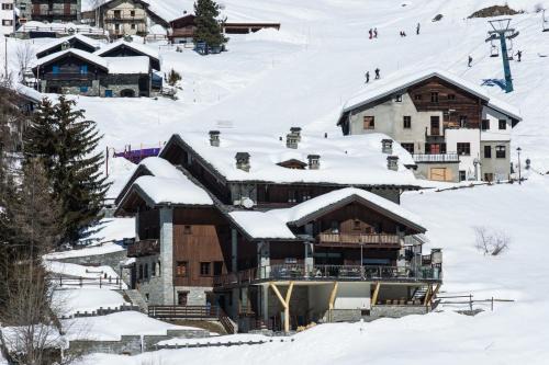 Corgnolaz Hotel | Maison Cly