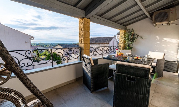 Chateauneuf-de-Gadagne House | Maison de Village - Bello Visto