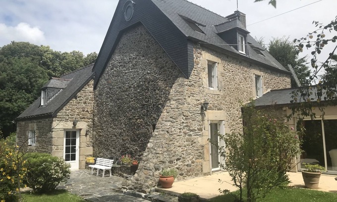 Languenan House | Maison de Campagne au Calme Entourée D'un Jardin Arboré