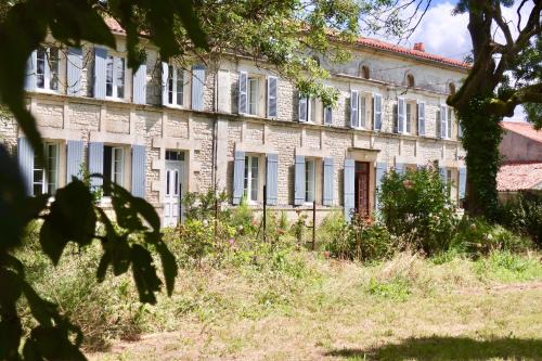 Saint-Saturnin-du-Bois House | MAISON DE CAMPAGNE - Calme & Confort - Jardin Barbecue - Parking et Wifi Gratuit - ESPACE ET DETENTE - Idéal FAMILLE