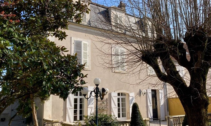 Saint-Florentin House | Maison de Ville Mansard 8 Personnes Proche de Chablis Auxerre Troyes