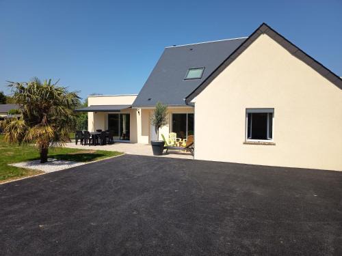 Saint-Laurent-sur-Mer House | Maison des Laquais