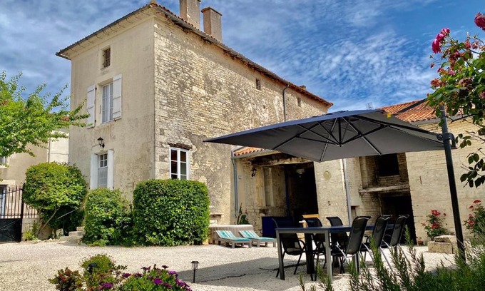 Tusson Bed & Breakfast | Maison Dix Tusson