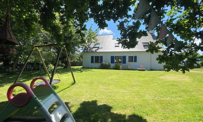 Guimaec House | Maison Familiale Entouré de Verdure Proche des Plages et des Sentiers