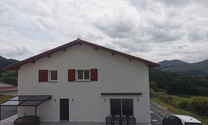 Saint-Esteben House | Maison mitoyenne au cœur du Pays Basque