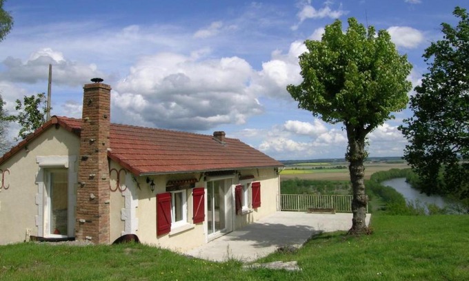 Monetay-sur-Allier House | Maison rénovée avec grand jardin, accès rivière, cheminée et tout confort à Monétay-sur-Allier - FR-1-489-110