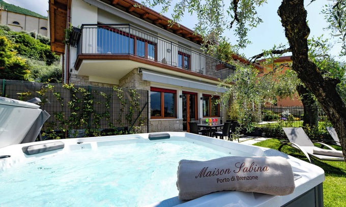 Porto Villa | MAISON SABINA WITH WONDERFUL LAKE VIEW, HYDROMASSAGE AND PRIVATE GARDEN