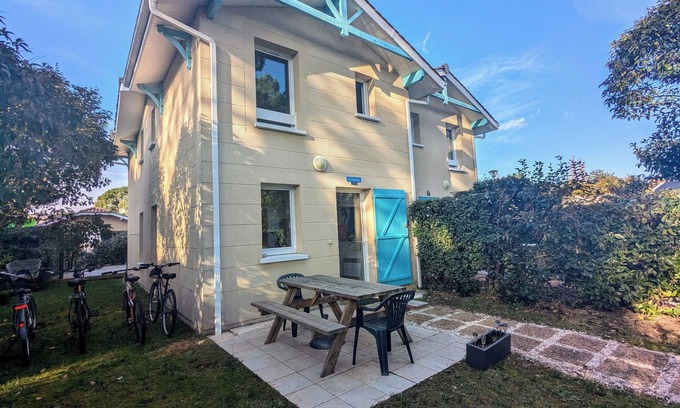 Le Verdon-sur-Mer House | Maisonnette close to beaches in residence with swimming pool + 4 bicycles